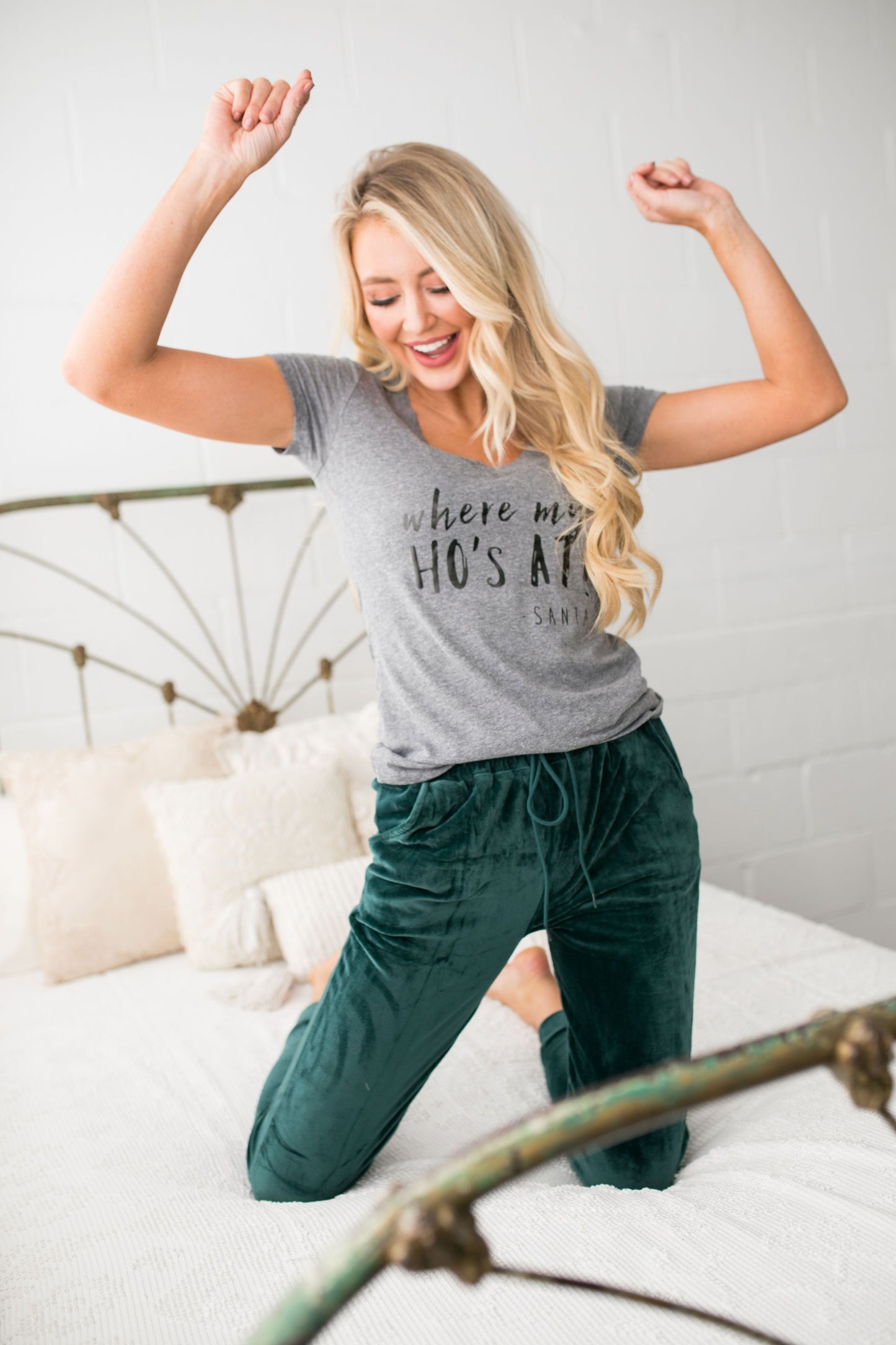 Santa's Ho's Graphic Tee In Heather Gray