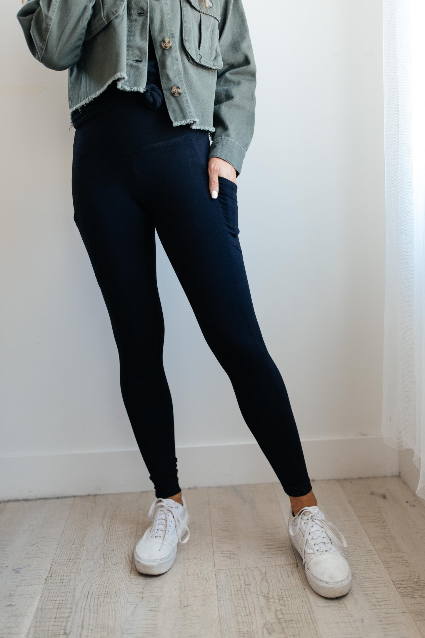 Pockets On The Side Leggings in Black